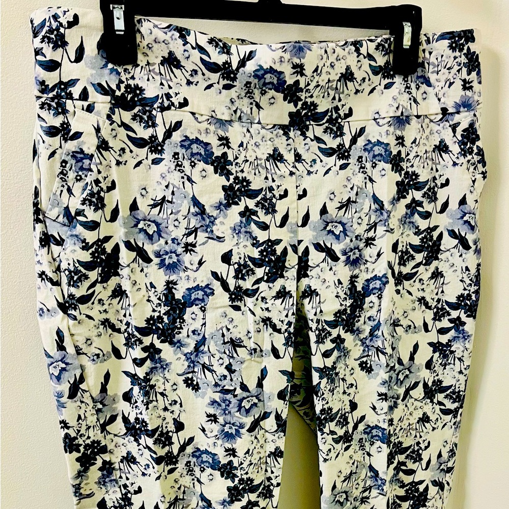 Romantic, antique navy/white floral design capris. Sz XL